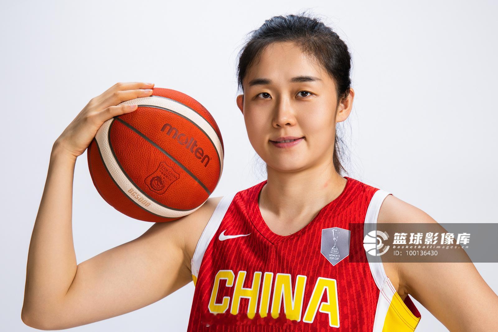 本期中国女篮定妆照，从最后的大合影看，保障团队人员够足的女篮亚洲杯​​​