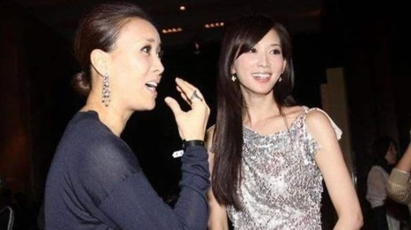 在一次酒会上，林志玲主动向那英敬酒，那英一饮而尽，可林志玲却一滴未喝，那英生气地
