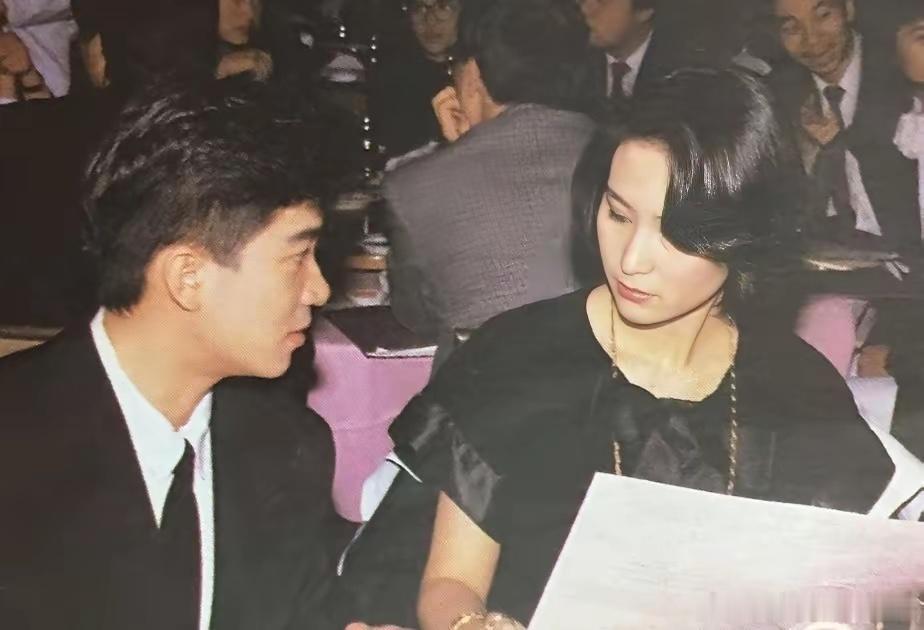 何超琼对许晋亨应该是真爱吧，毕竟听说陪嫁都好几个亿了，何超琼看他的眼神也好温柔。