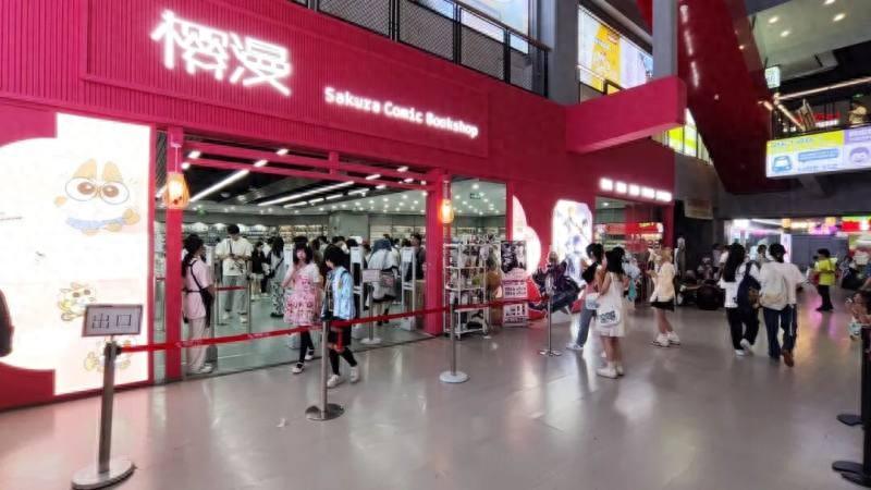 四川成都，一位妈妈在网上怒斥商场“纵容”二次元：孩子逃课混圈性情大变，评论区吵翻