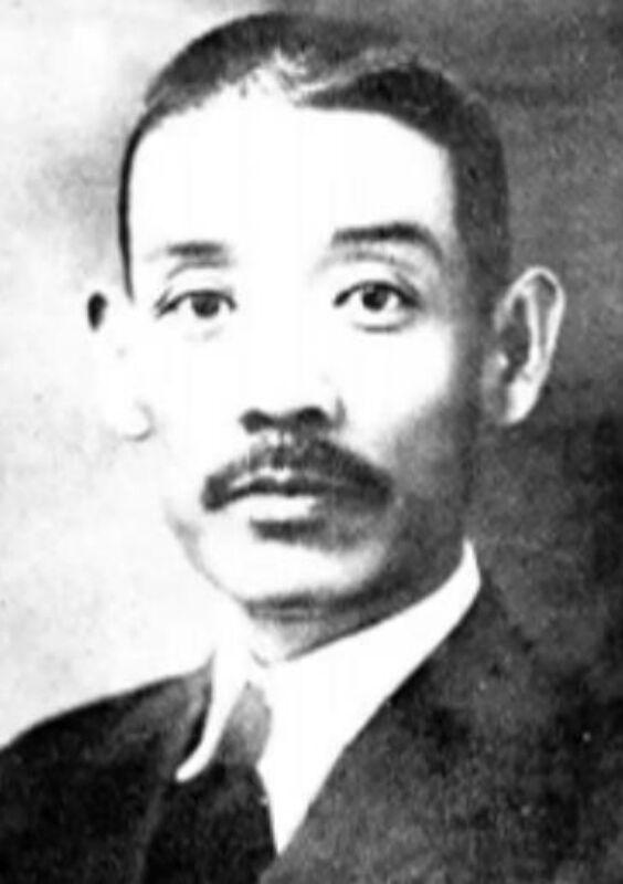 1934年，何云陪同蒋介石登上专机飞往重庆广阳坝机场。抵达时，四川省主席刘湘率