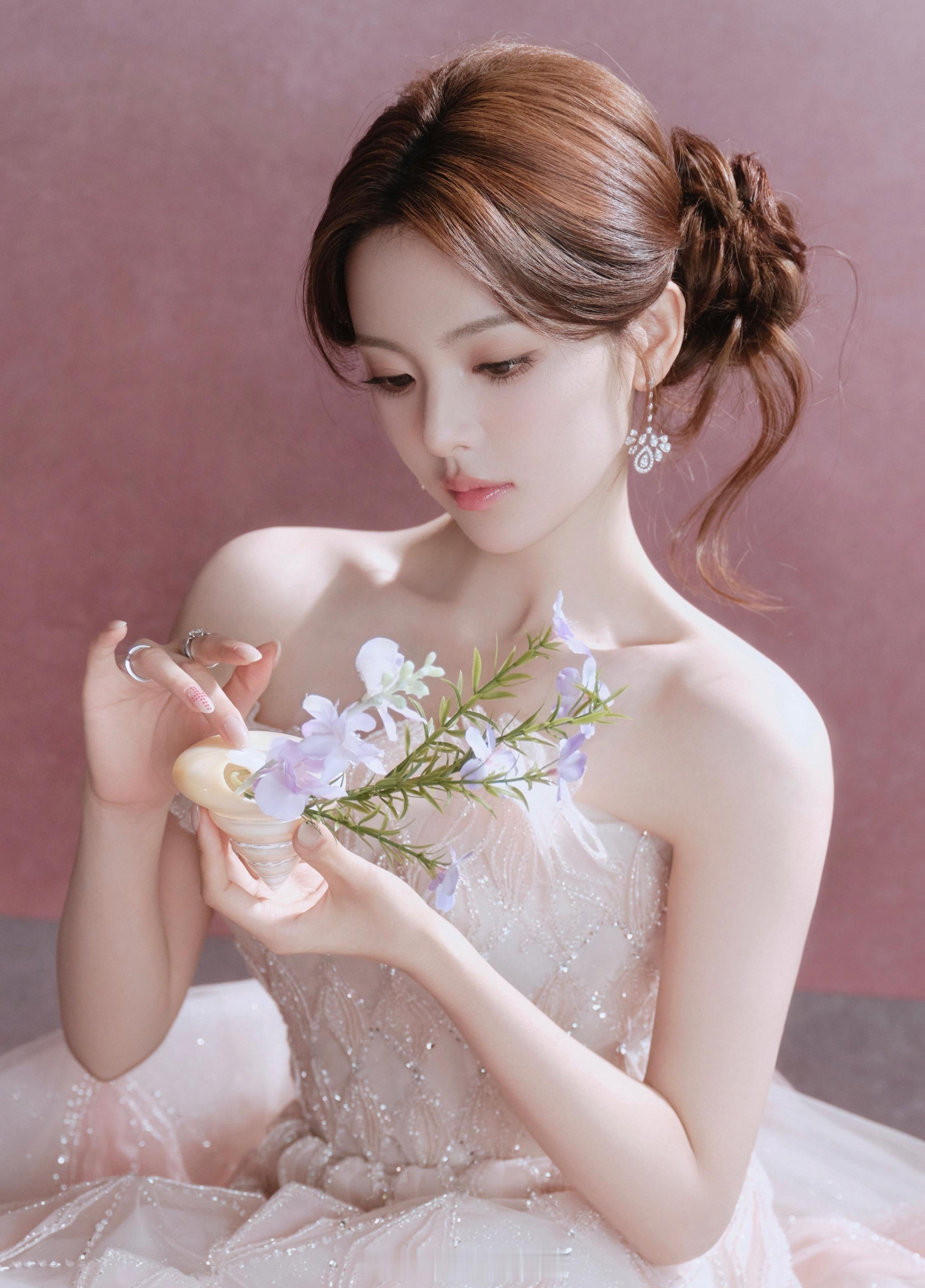 杨超越也来嗯嗯嗯撒娇舞杨超越最新直播物料：​​​