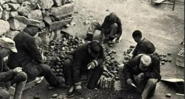 1939年，一地主将300名八路军接到家中休养，不料却被日本人包围。八路军眼看子