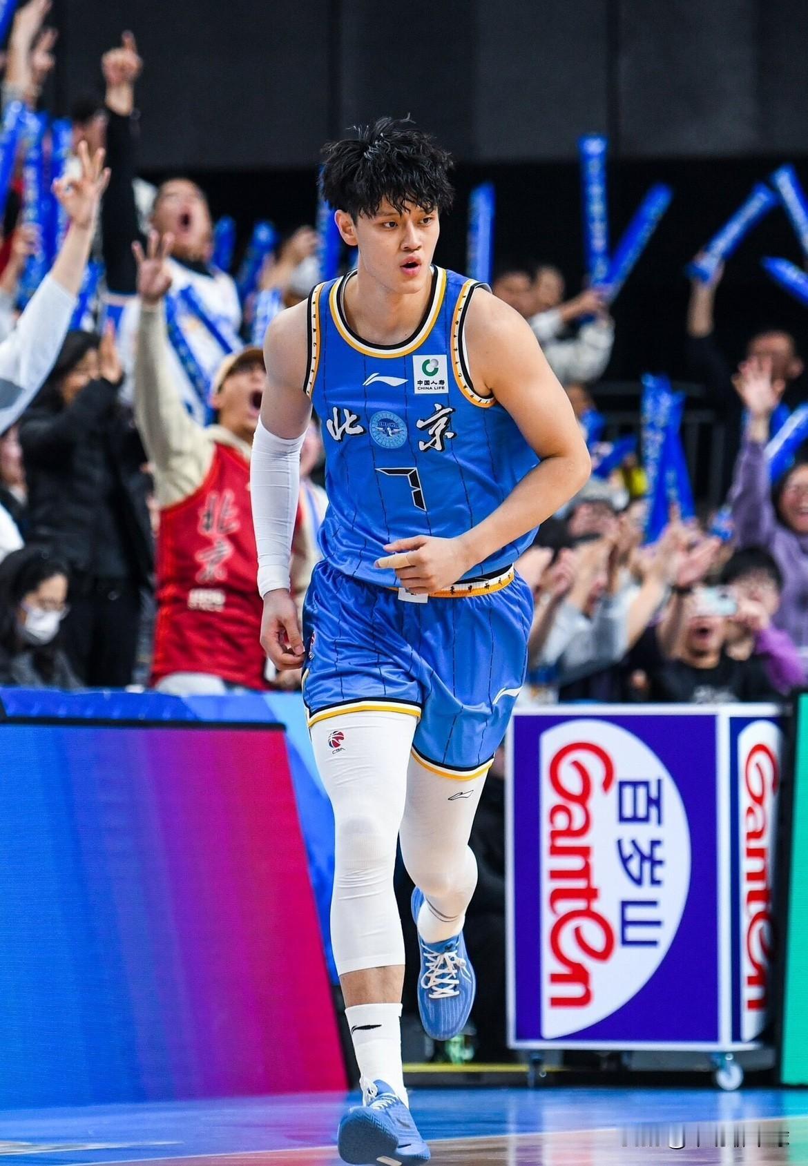 北京男篮再遭重创：曾凡博腰部被撞出现肿胀！据京媒透露，北京男篮锋线核心—曾凡博