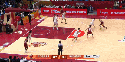 CBA常规赛，深圳与浙江的对决堪称神仙打架！最后几分钟，两队比分交替上升，最后8