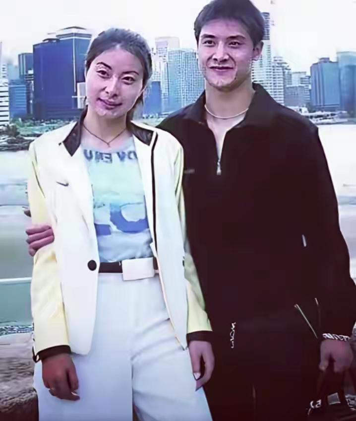 田亮的前女友，一个嫁给霍启刚，一个被郭晶晶“挤”走。命运的岔路口，分野竟如此惨