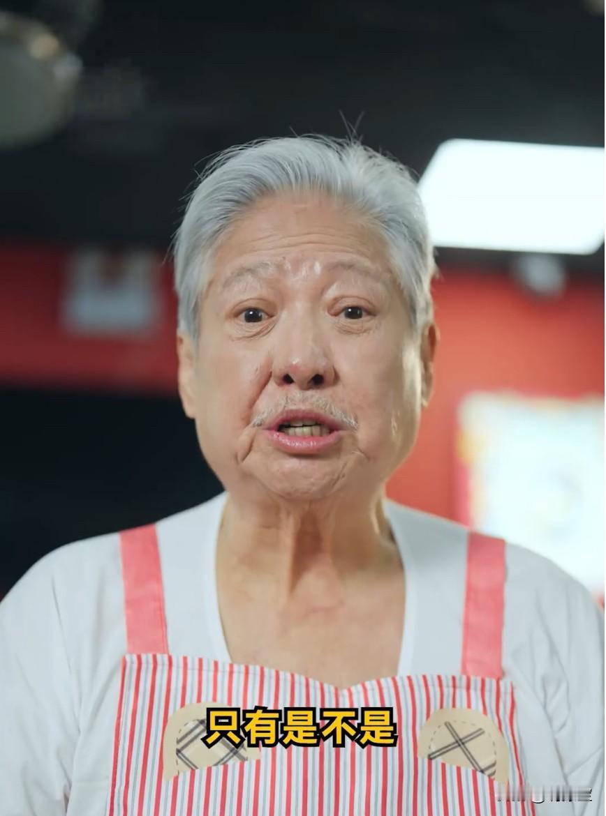 怎么突然就从轮椅上站起来了明星们的资源感觉就是比咱老百姓强[赞]洪金宝都坐轮