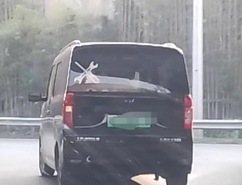 看到有一辆无人驾驶车经过，几个退休人员讨论一个问题，1说可惜我年轻的时候没有考驾