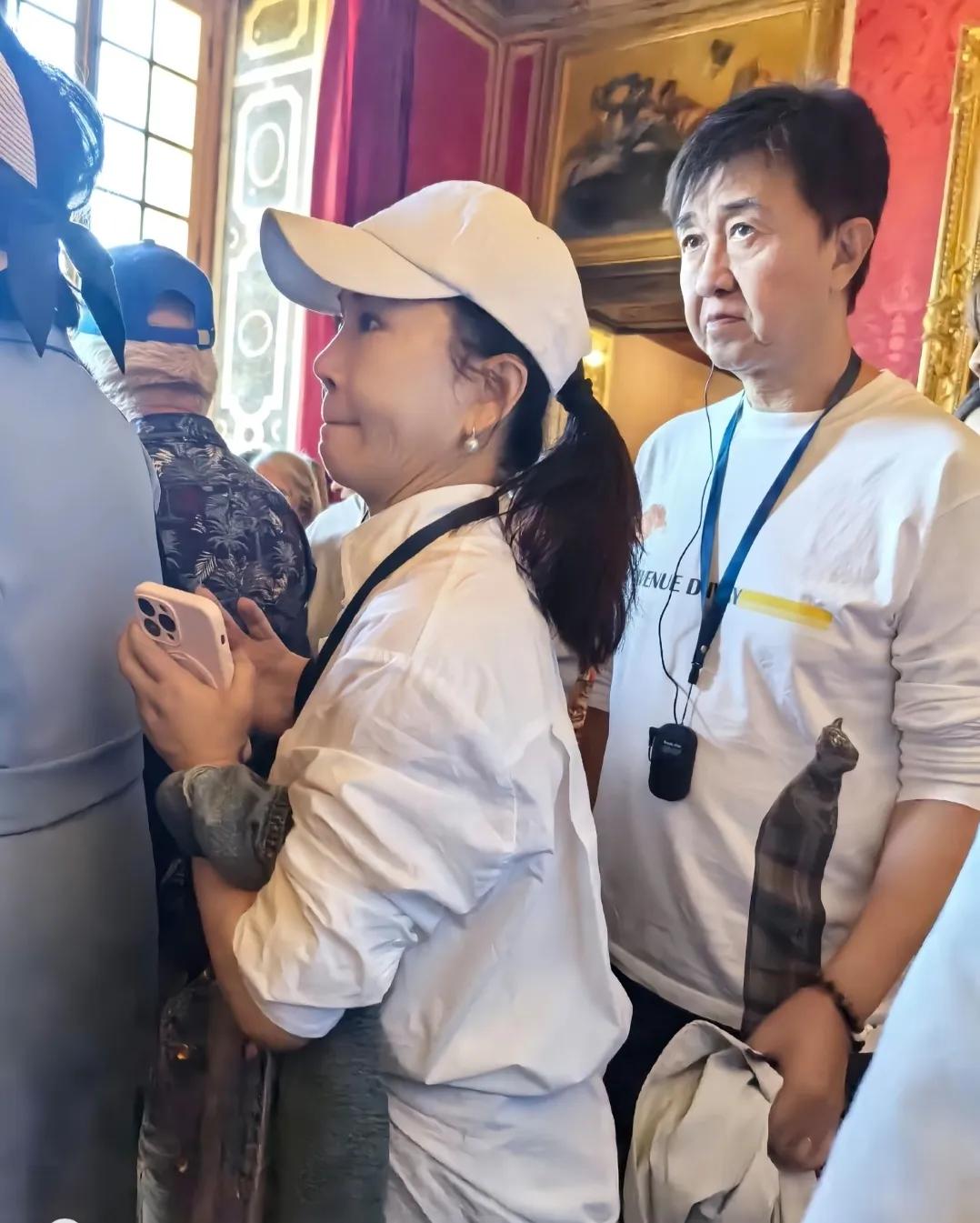 64岁的付笛声和小7岁妻子任静法国度假被偶遇，结婚36岁依旧恩爱如初。据网友