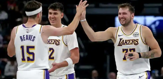 湖人强在哪里？翻开湖人阵容不单有东里詹三个持球核心，还有斯玛特、文森特、拉拉