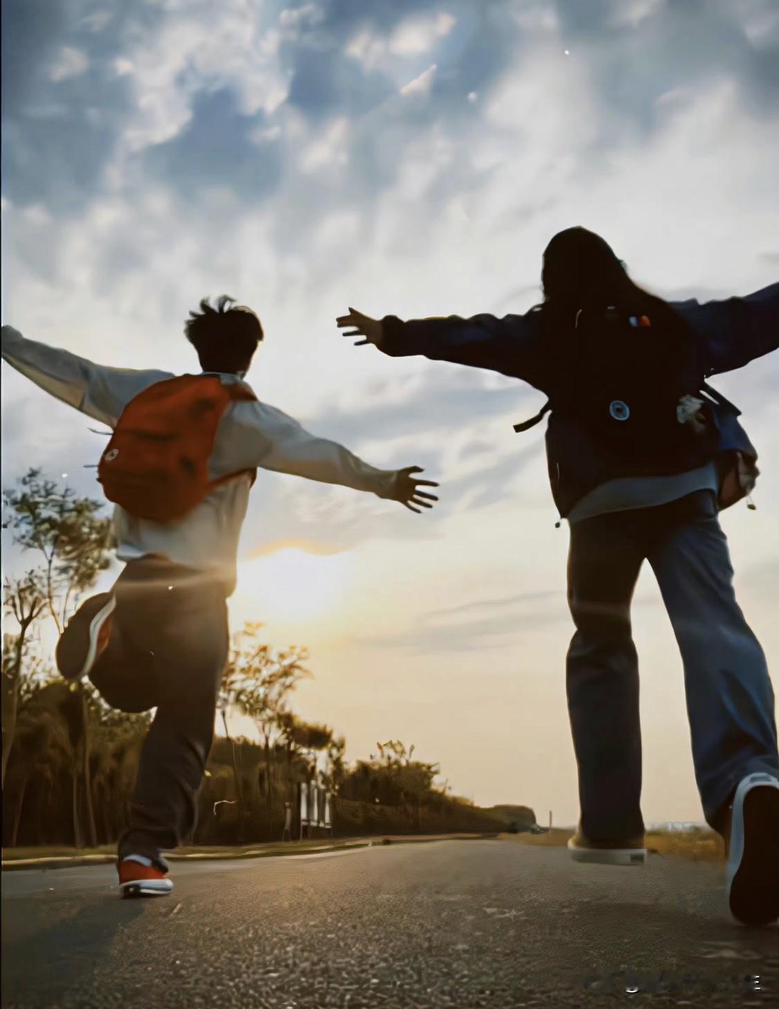 人生唯有两次捧出真心：“一次是年少懵懂，情窦初开，不问前路，只顾一腔孤勇撞向欢