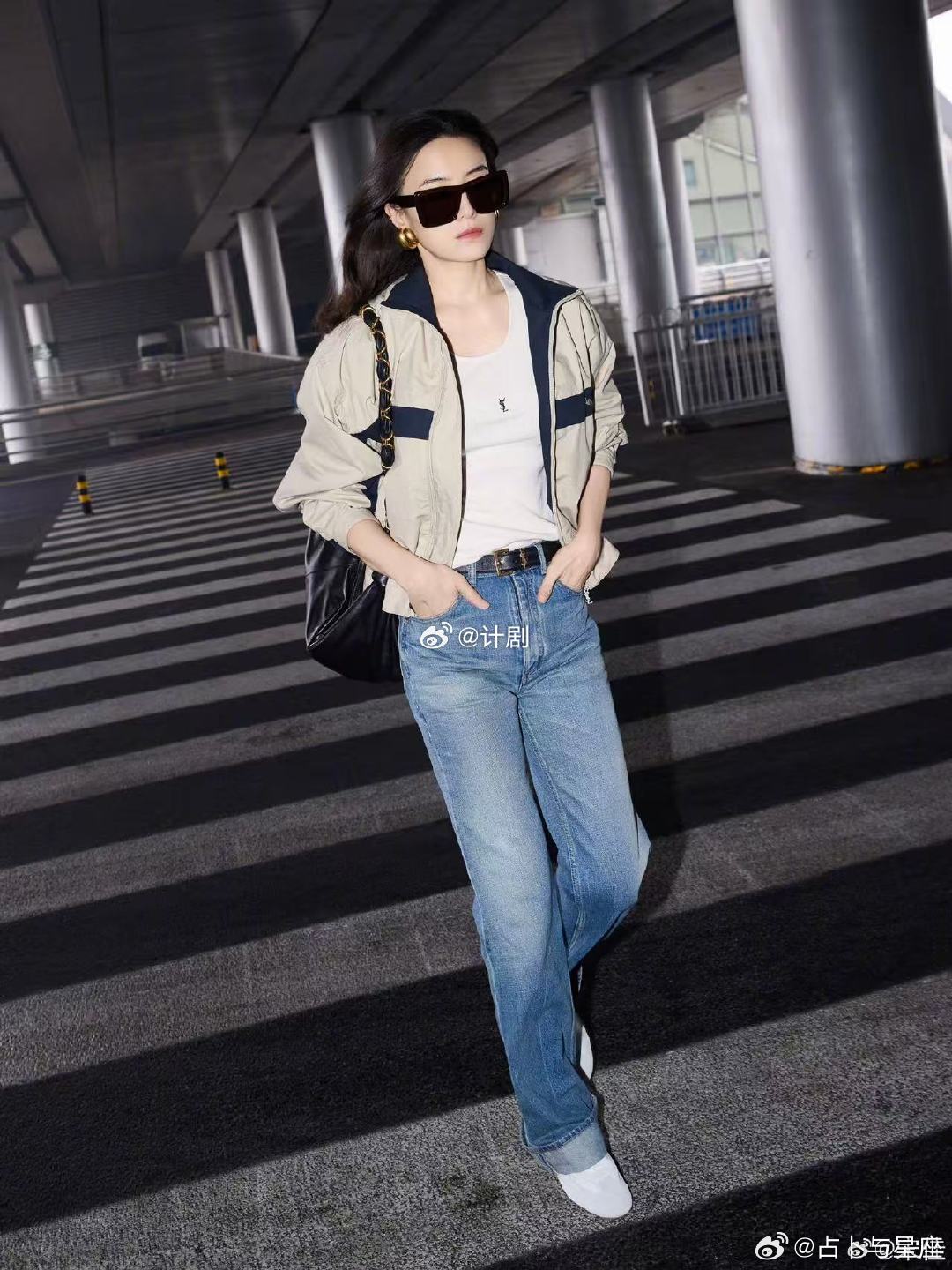 宋佳巴黎时装周出发路透宋佳出发路透图里那种松弛感真的太迷人了，随手撩头发的瞬间