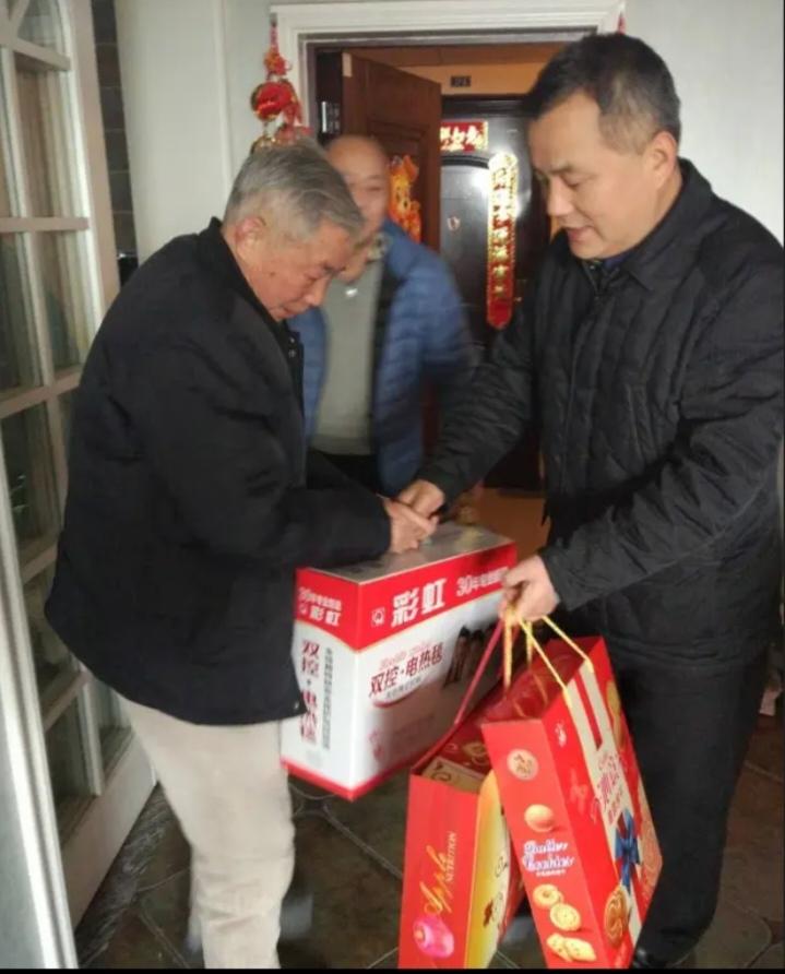 同样都是退休人员，岗位不同，差距可就大相径庭。我的对门邻居老李和我是同岁，今年