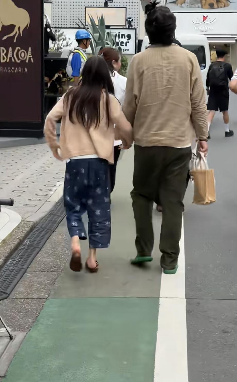 7月2日，陈冠希与女儿牵手在日本东京街头被偶遇，两位打扮太邋遢了，尤其陈冠希穿着