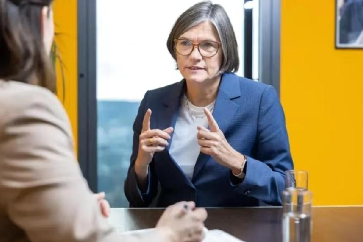 昨天，德国金属行业工会主席本纳对媒体说:“由于中国的崛起及不公平竞争、美国关税、