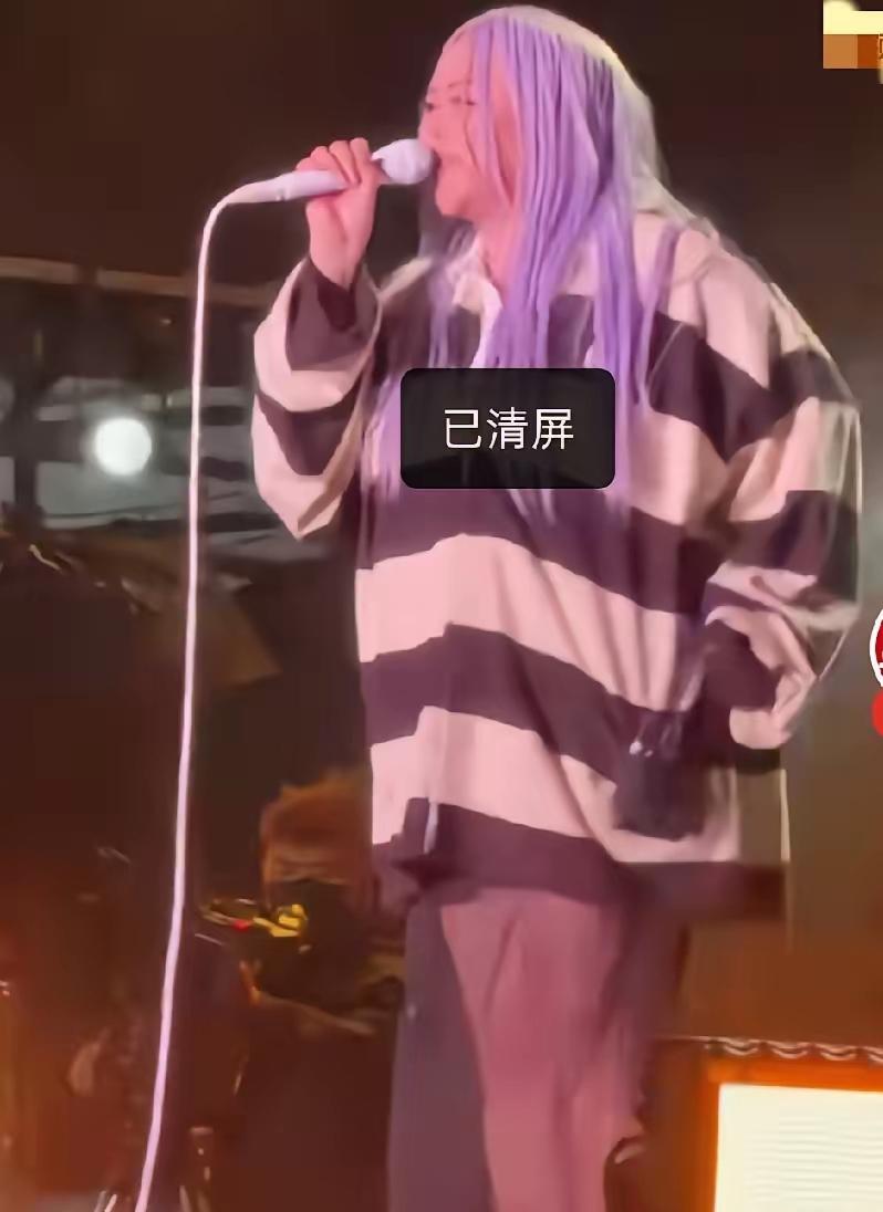 天呐！瞧瞧这肥硕的身形，这奇特的造型，这廉价的审美，简直惨不忍睹。就算身材发福