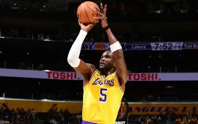 湖人现在的补强方向就是锋线，尤其是锋卫摇摆人艾顿这几场已经证明了，是湖人合格的