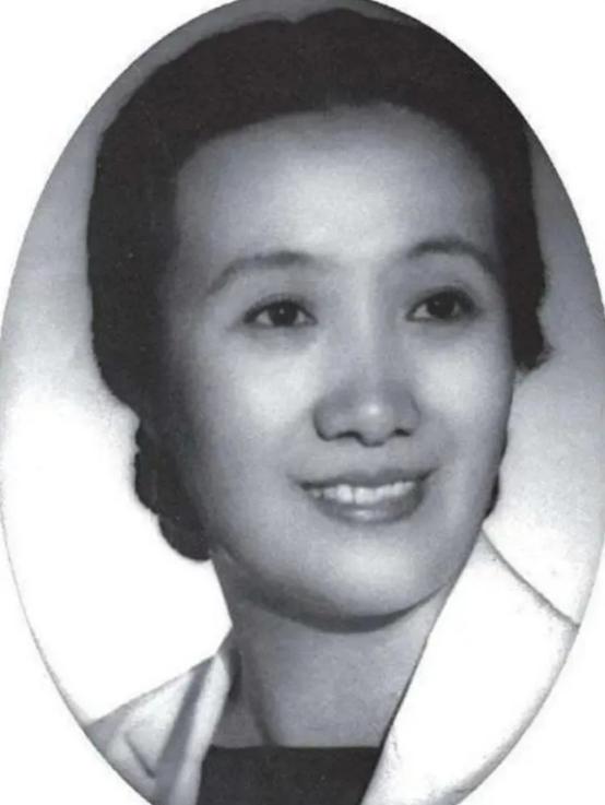 1949年，宋时轮受邀参加宴会，目光被一位身材较好的女子吸引。仔细一看，宋时轮顿