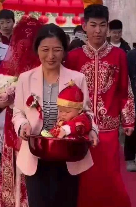 陕西这场婚礼，可谓是惊掉了一众宾客的下巴，也让无数人看得五味杂陈。大喜的日子