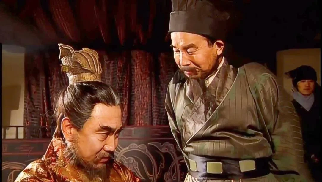 216年，曹操设宴款待投降的张鲁，当场封其为万户侯。曹丕大惊，偷偷劝说：“张鲁是