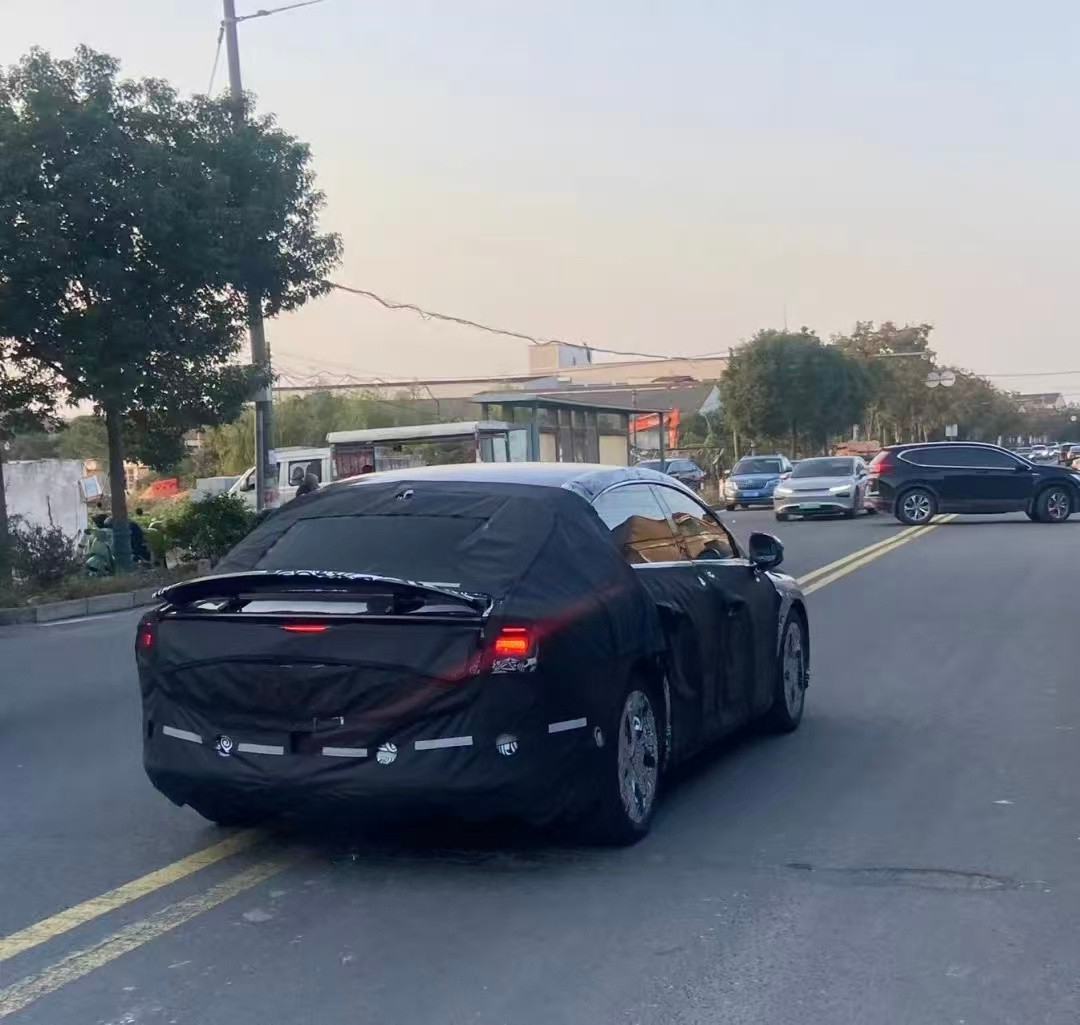 新款Smart路透车，有激光雷达和尾翼，还有三挡DHT，这应该是最有吉利内涵的一