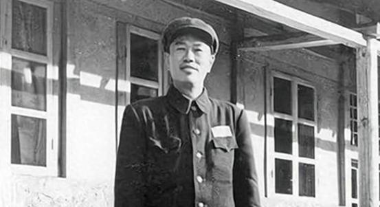 四战四平，邓华和吴富善都不在纵队，指挥权交给他，战后调任司令“1948年1月5