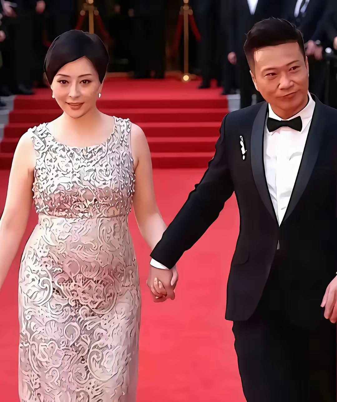 钱嘉乐我认识，但是他身边的美女是谁？她的大肚腩，明星是发福了，看着怪别扭的她