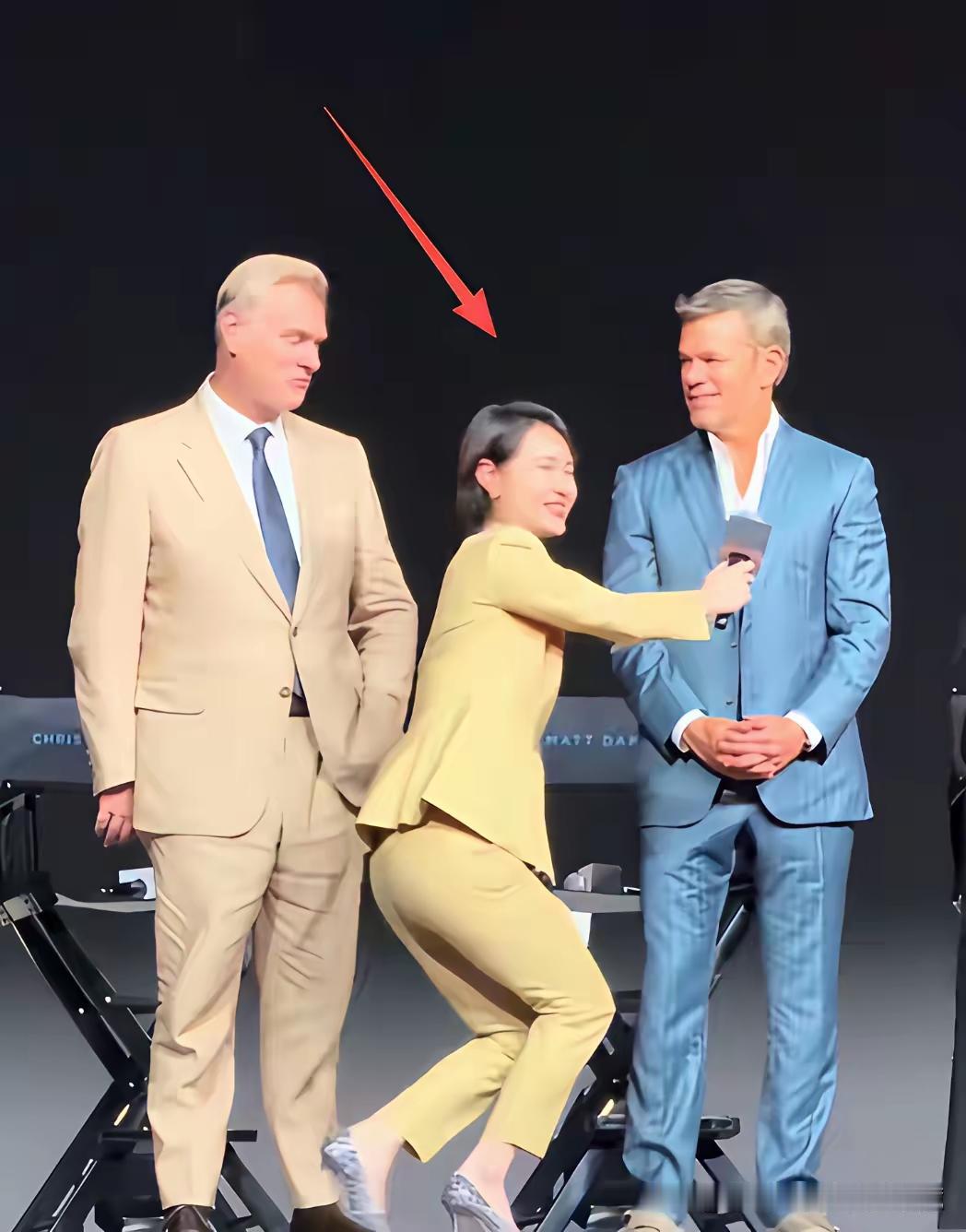 我们看到女持人这个动作，想到了成语“卑躬屈膝”！这位上海著名女主持人，在台上给
