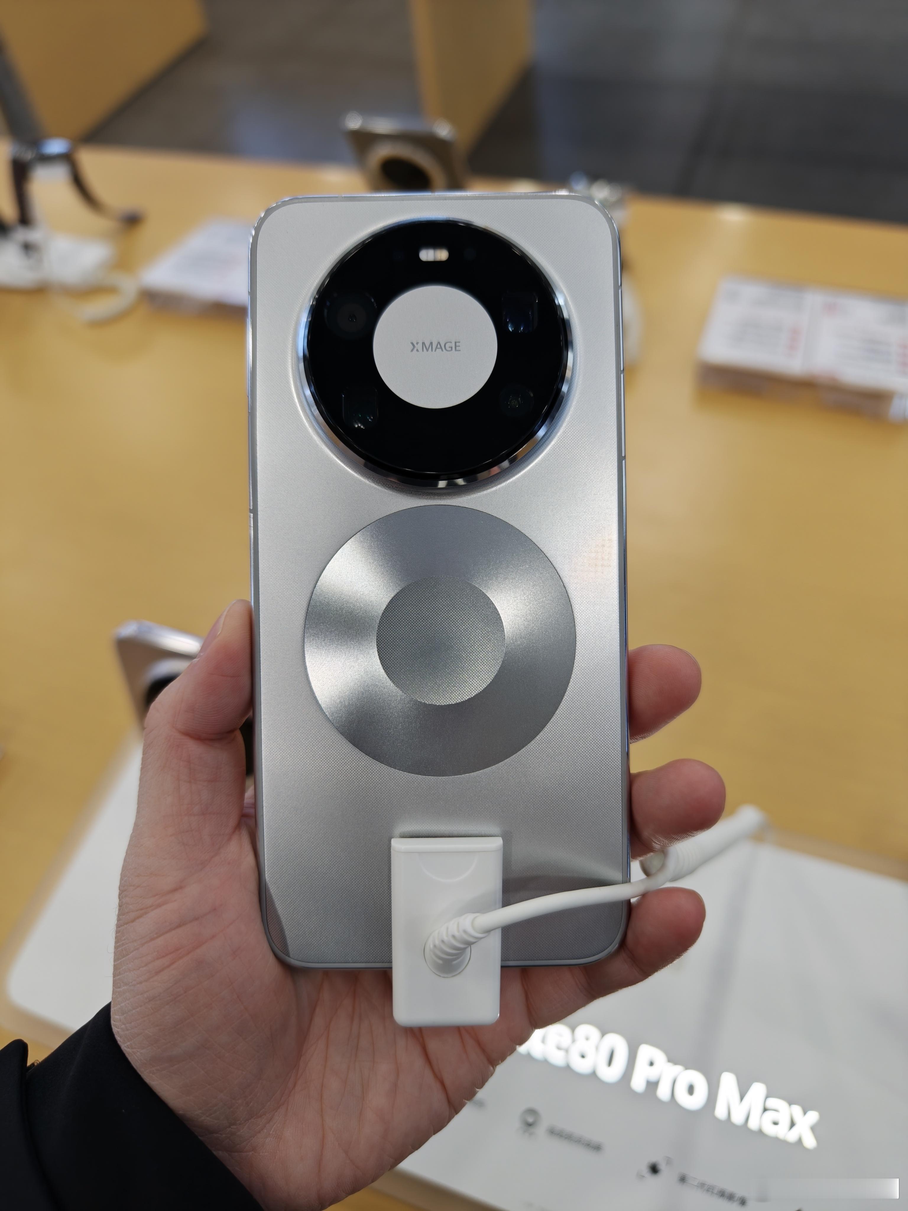 Mate80ProMax银色随手拍，外观10分打几分？摄像头下面的圆环没有