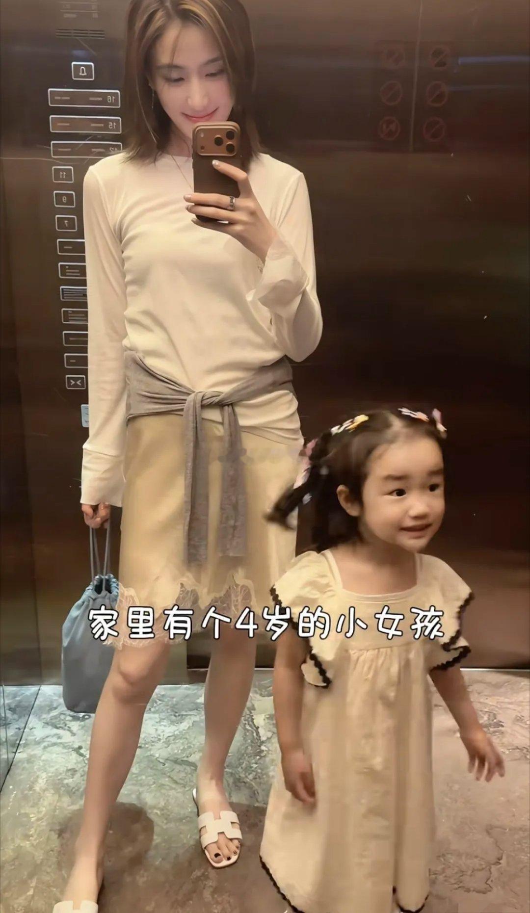 海哈金喜带4岁女儿暑假旅游，夏夏穿着连衣裙像小公主一样，母女俩都精心打扮，在海边