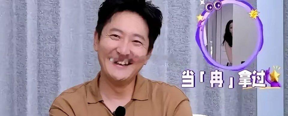 李小冉在节目里被问到住酒店会不会顺东西，她很实诚：当然了，我住的都是两三千的酒店