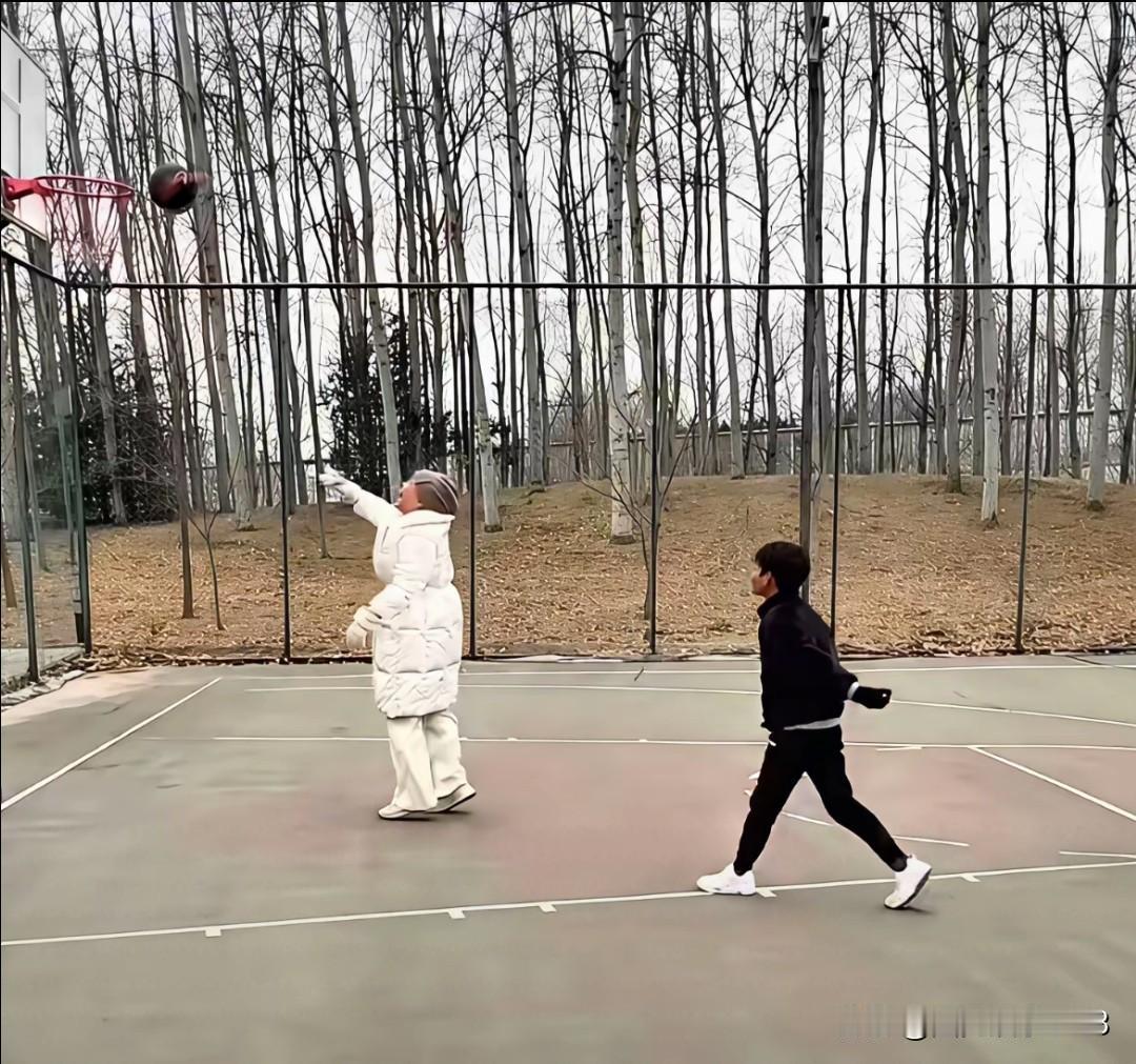 兰姐幸福的一周。老话说得好，隔辈亲不由人。现在小琳琳小月月都回到了北京，爷爷奶奶