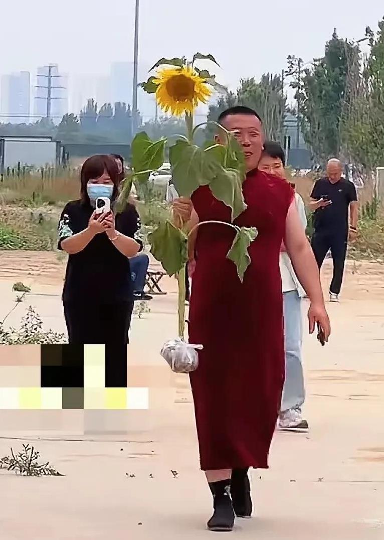 穿Nⅰke标志很应景，旗袍旗开得胜寓意好，向日葵想着一举夺魁。不能理解的是