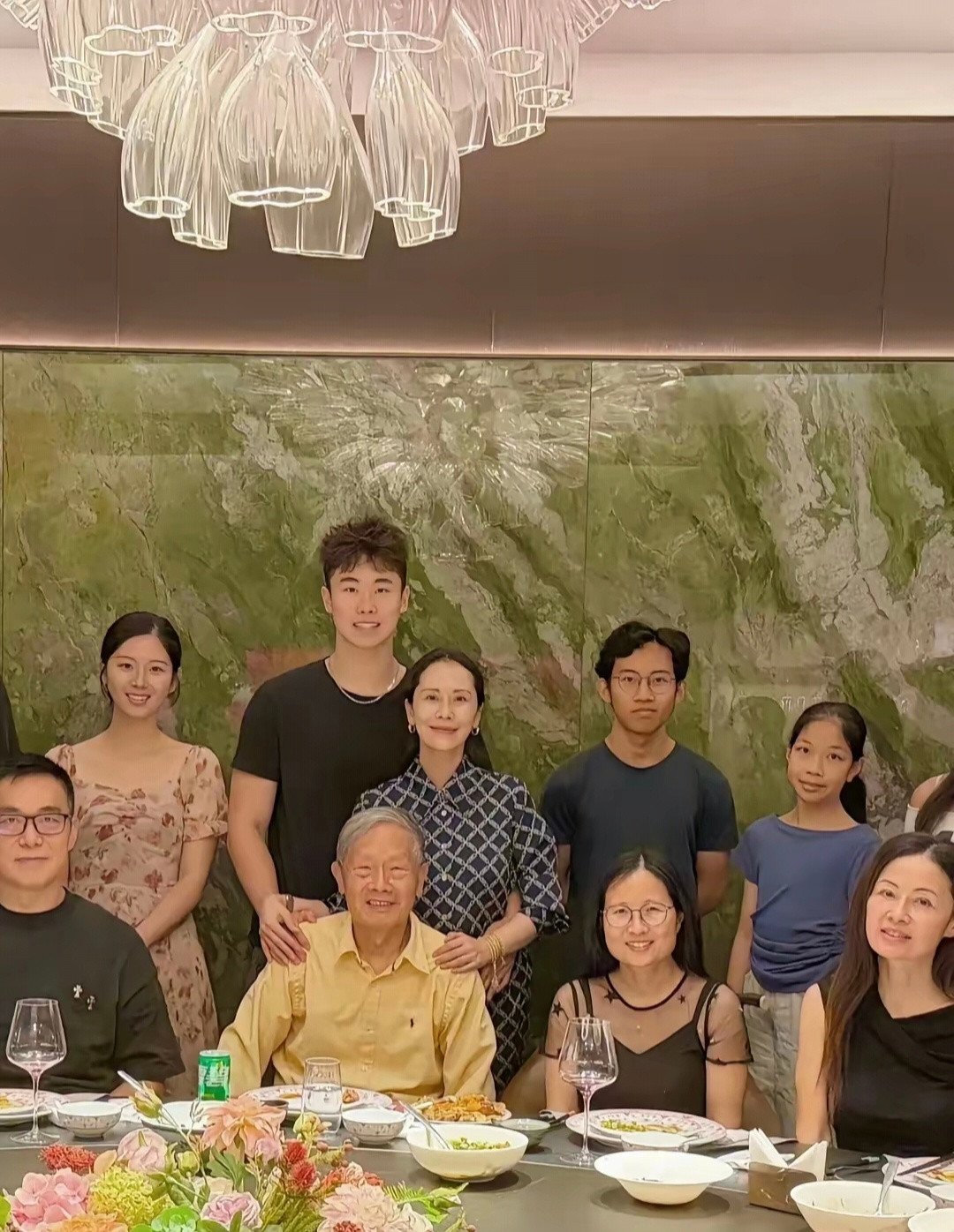 海清带儿子蛋妞参加家庭聚会，19岁身高惊人啊，这应该快一米九了吧，海清穿着一身格