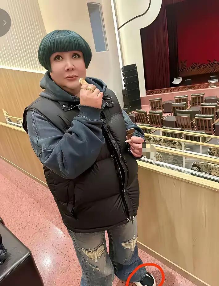 有没有人给我解释一下，郭德纲老婆和她闺蜜穿的鞋子，是什么审美？