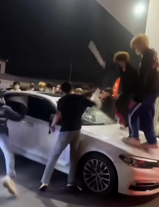 无法无天！山东临沂发生了一起23人围殴2人的恶性事件，这些人手持棍棒，来势汹汹，