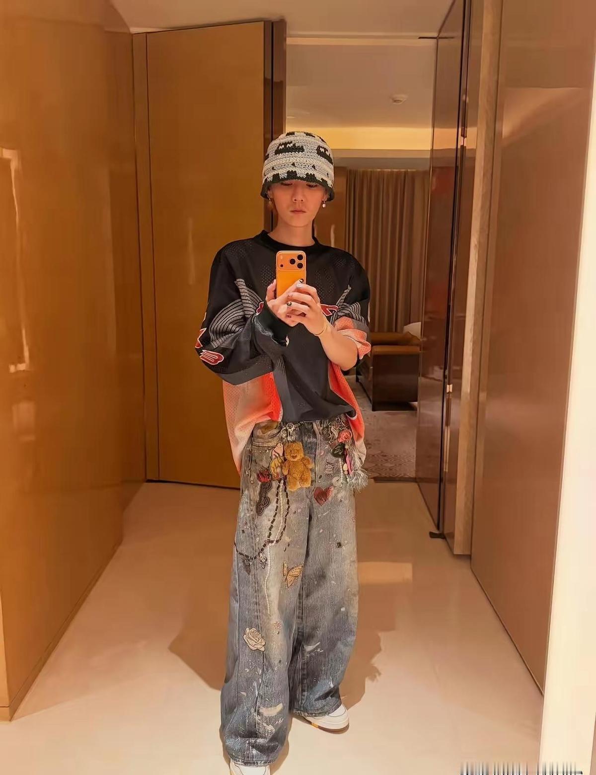 鹿晗发了张比耶照，手表戴得明明白白。关晓彤那边，行程图里藏着10.20。六年