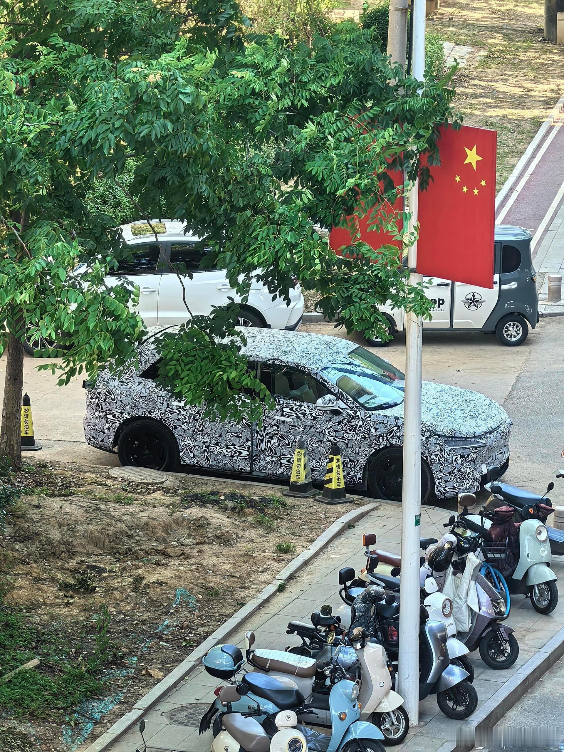 【智界】新车？从内饰风格和方向盘来看有可能是智界品牌的中型SUV新品，从车