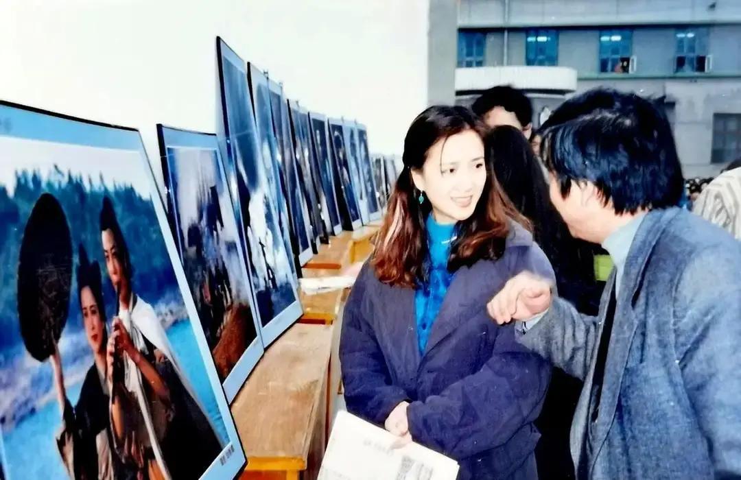 何晴一笑，就撞碎了多少人的童年滤镜。你记忆里，她是《水浒》里垂泪的李师师，