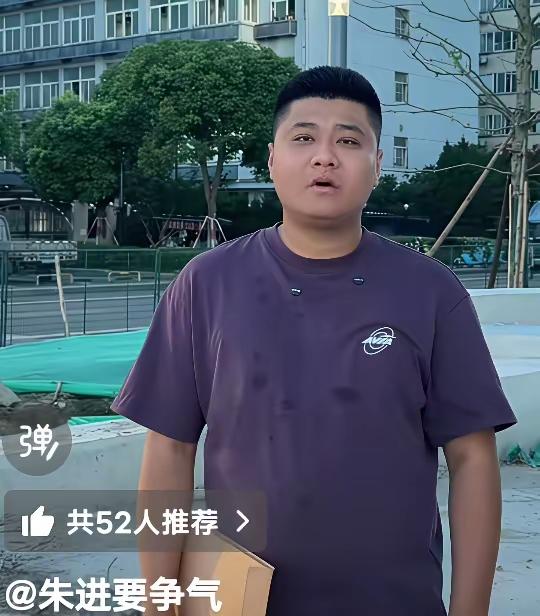 南京双胞胎兄弟的哥哥朱进把亲生父母和双胞胎弟弟告上了法庭，7月20日开庭。朱