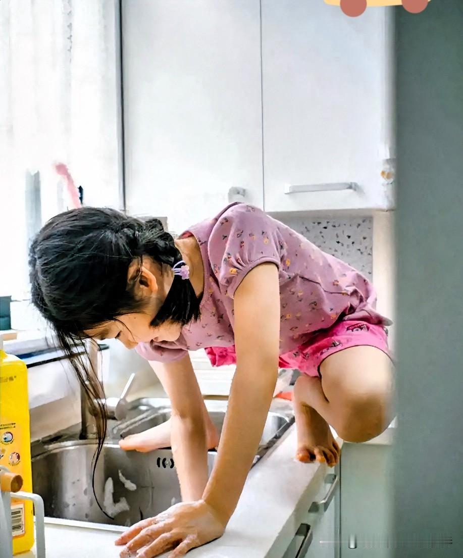 6岁的小女孩朵朵不会刷碗，被奶奶打了，打得鼻子都流血了。此时正好爸爸回来了，看到