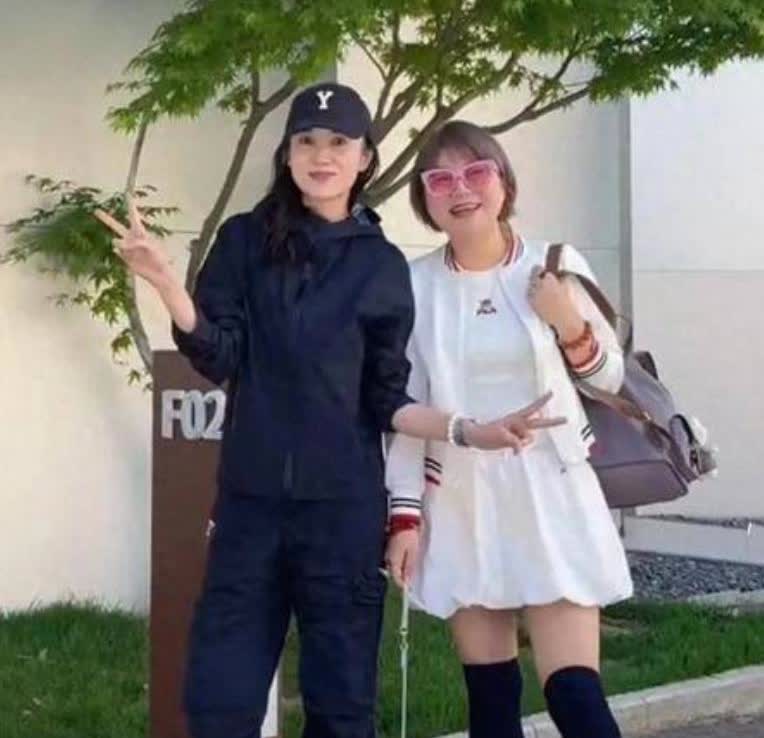 没想到，宋佳是杨天真带的第一个艺人从出道到现在已经20多年，杨天真送她的
