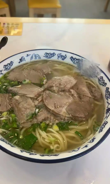 上海这价格的牛肉面还那么实在真的震惊了