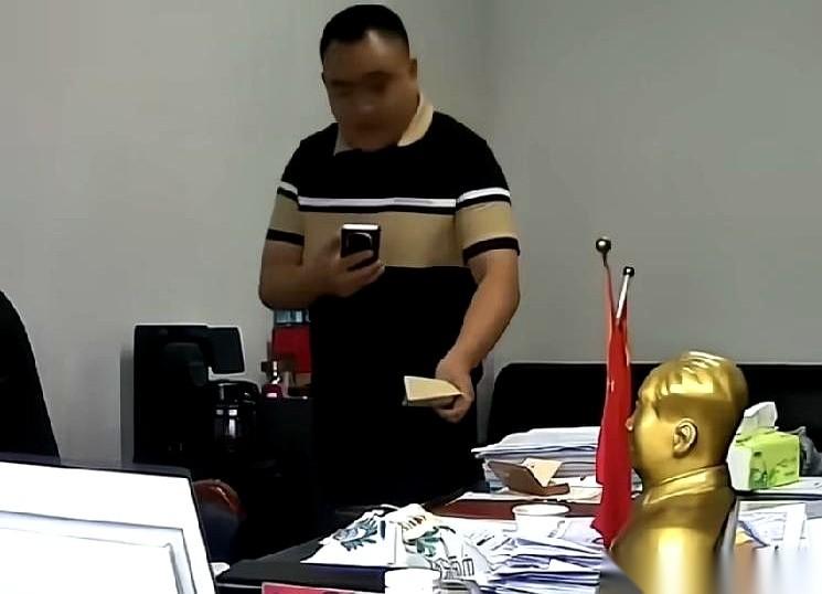 常德西湖的张祥，这事儿最离谱的地方，不是他办公室里收东西的画面，而是拍下这画面的