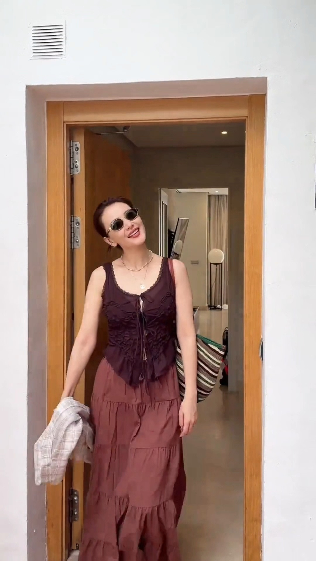 高圆圆女神眼角笑意漫着慵懒，发丝随微风轻晃，自带一种舒展的松弛感，温柔