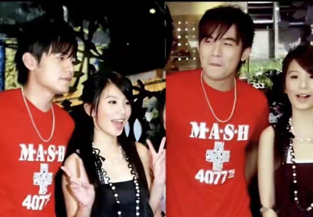 周杰伦弹着钢琴，突然停下来，对着台下说：接下来这首歌，写给一个很久没见的朋友。全