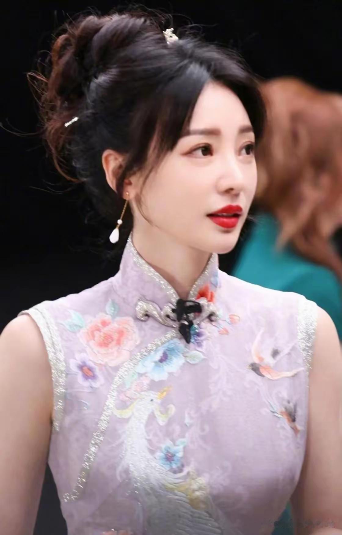 当红女星柳岩是一位非常著名，年轻漂亮，长相出众，身材脸蛋都好看，演技优秀的演员！她凭借着自己的努力和