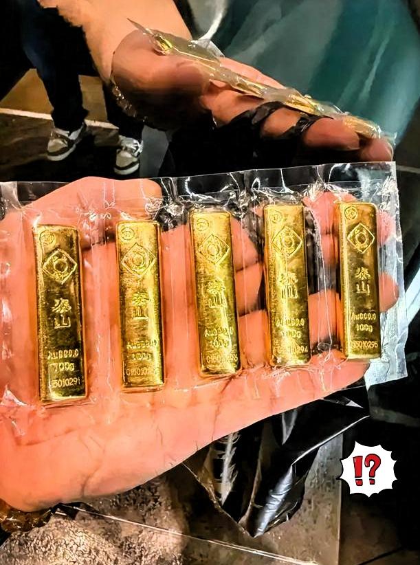 金价大跌彻夜难眠！工薪族掏空积蓄重仓黄金，日日靠褪黑素度日！金价断崖下滑