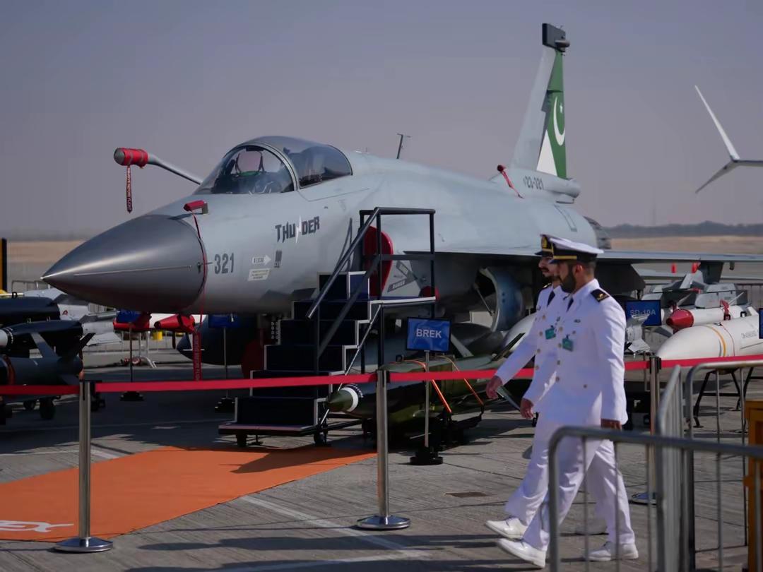 枭龙火了！我们不用的战机为何成了香饽饽，多国争相购买！近期，中国