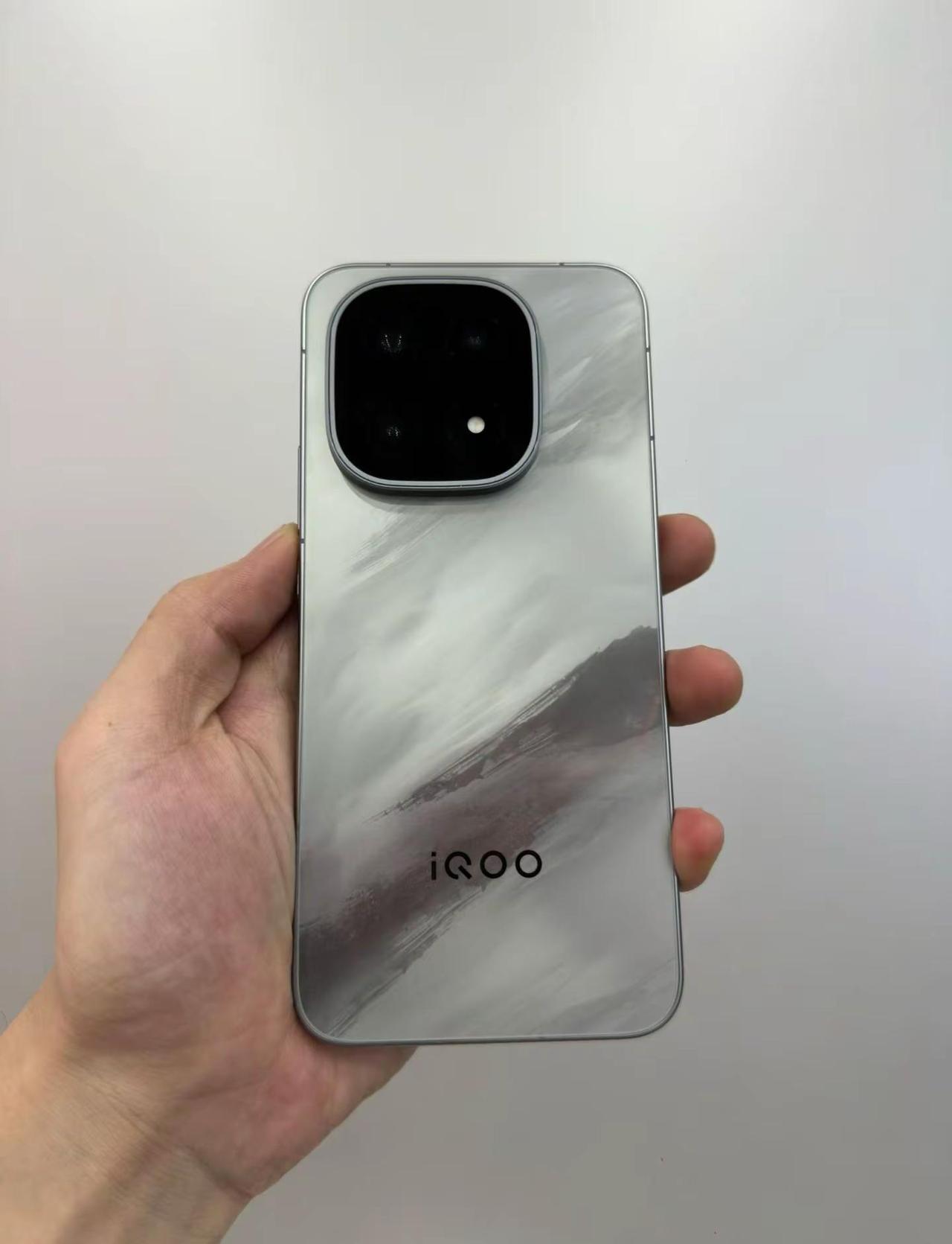 水墨画外观？iQOO1512+256G凌云全原靓机在保27.5.13